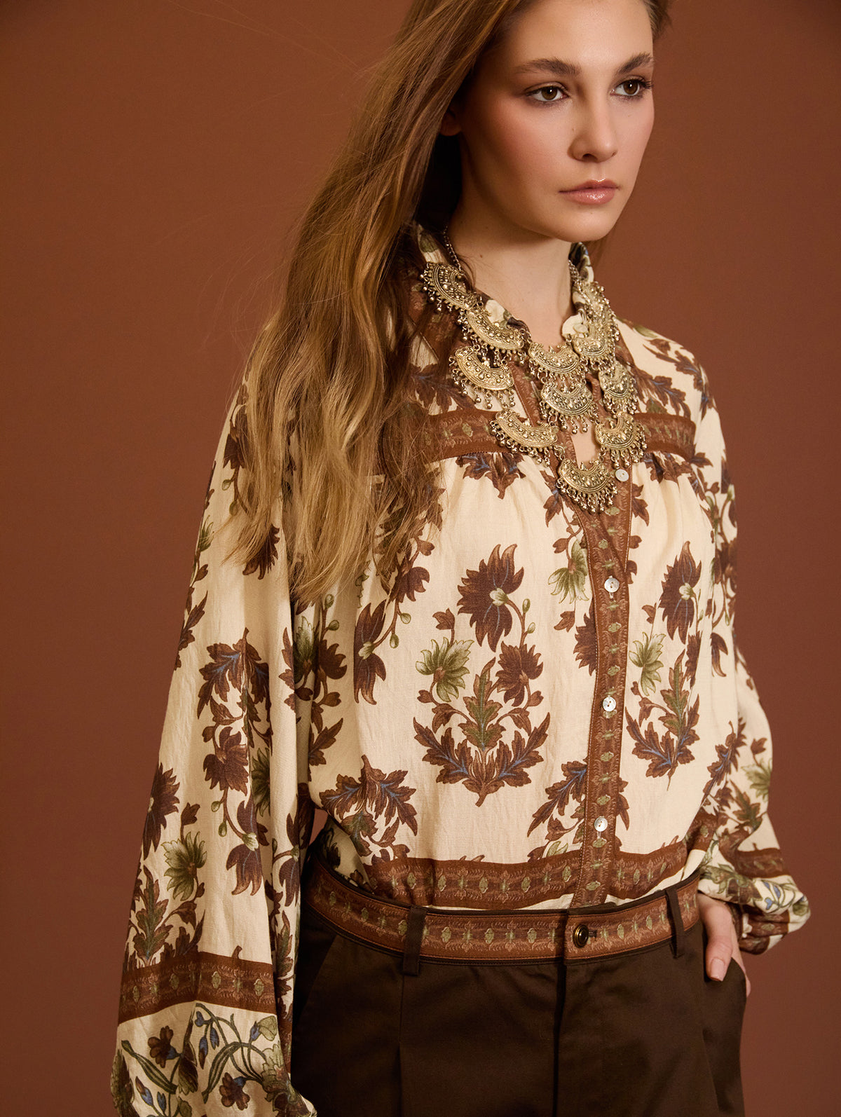 BLUSA ESTAMPADA CON MANGAS ABULLONADAS