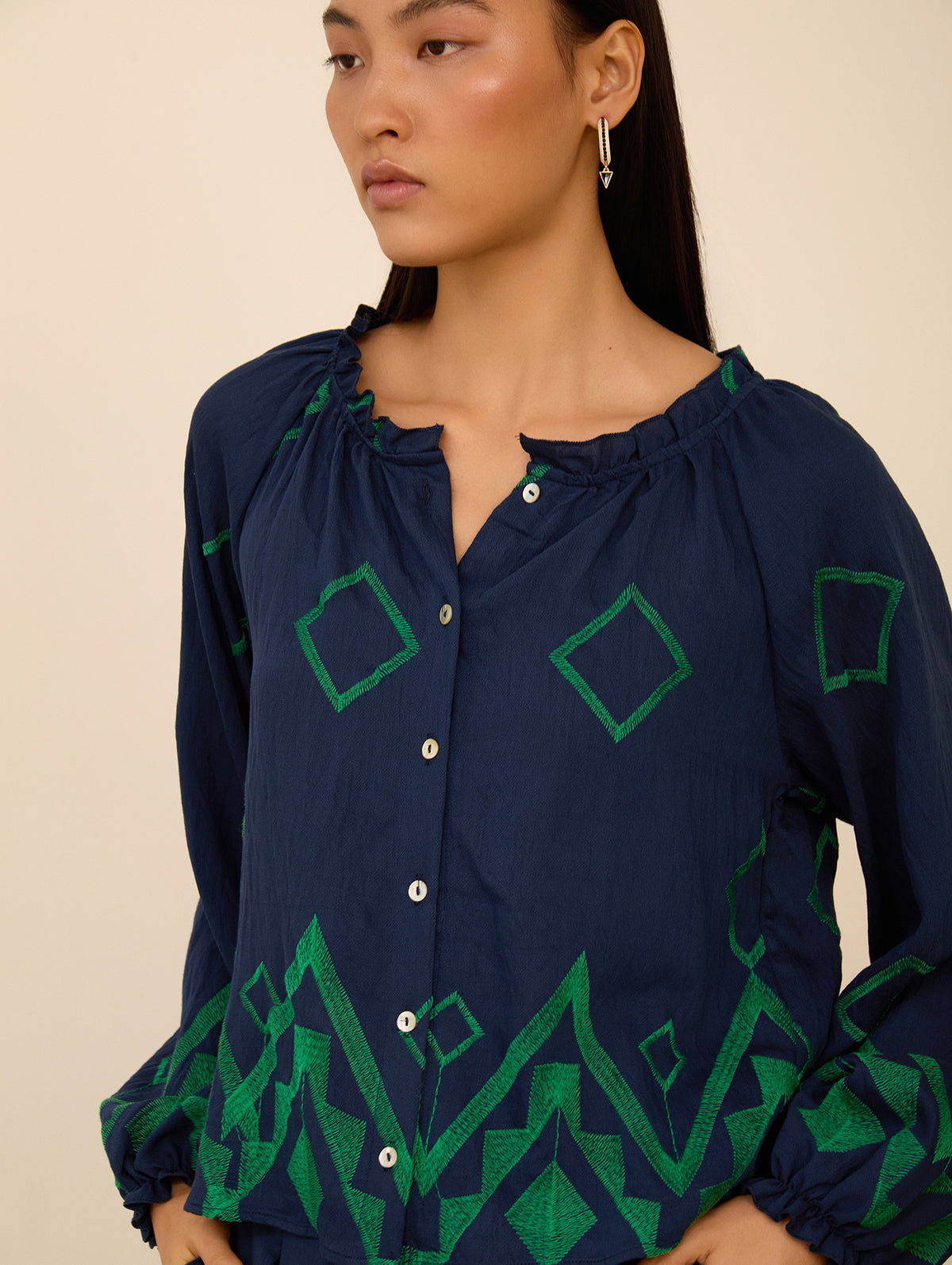 Blusa Bicolor con Bordado a Contraste