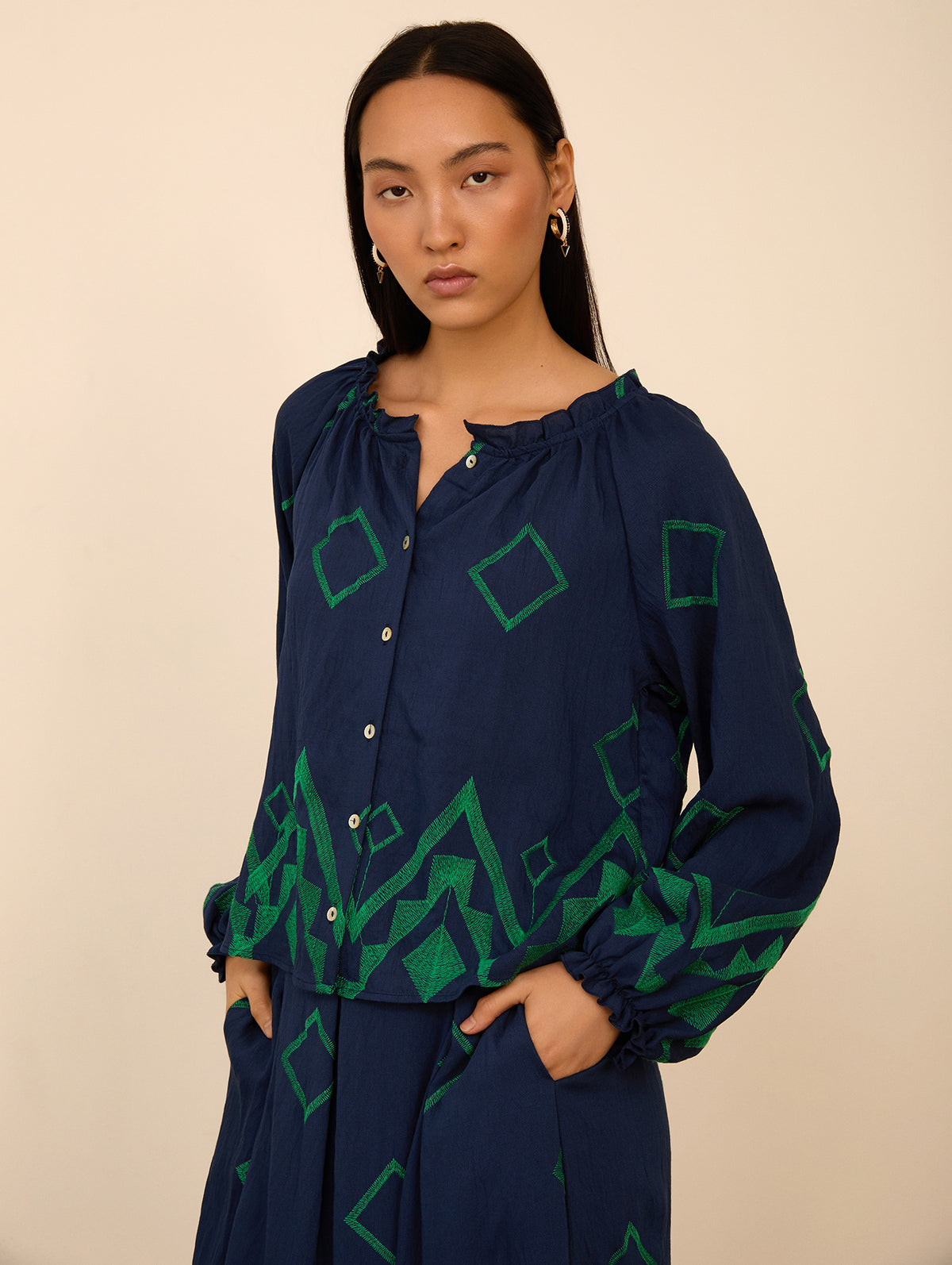 Blusa Bicolor con Bordado a Contraste