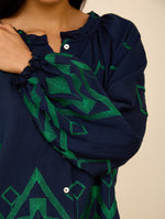 Blusa Bicolor con Bordado a Contraste