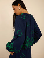 Blusa Bicolor con Bordado a Contraste