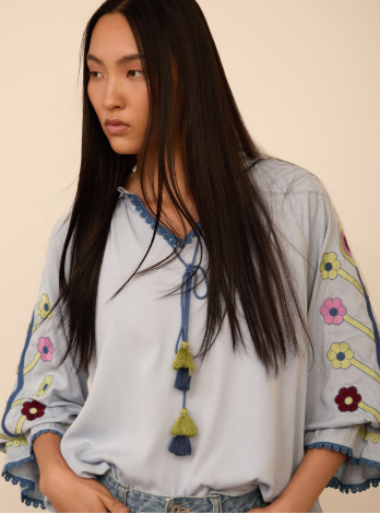 Blusa Con Mangas Bordadas