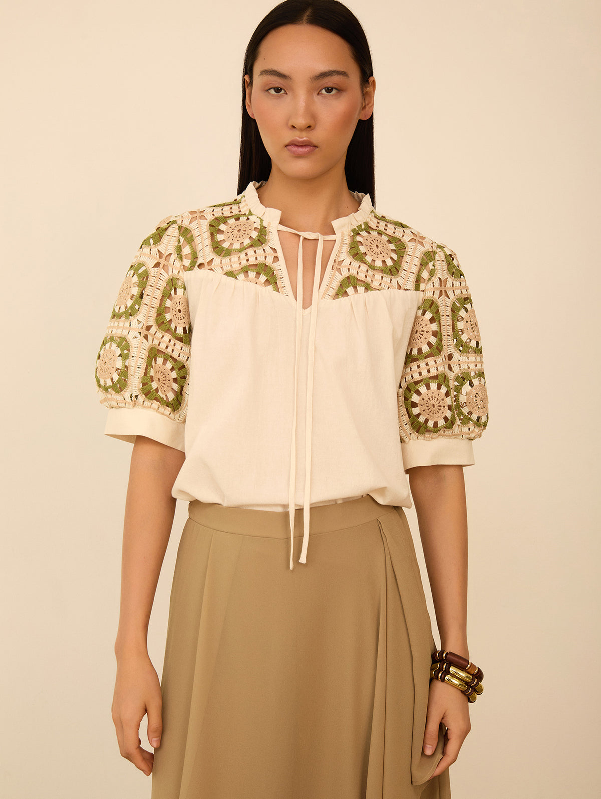Blusa Manga Abullonada y Detalle Crochet