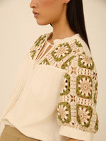 Blusa Manga Abullonada y Detalle Crochet