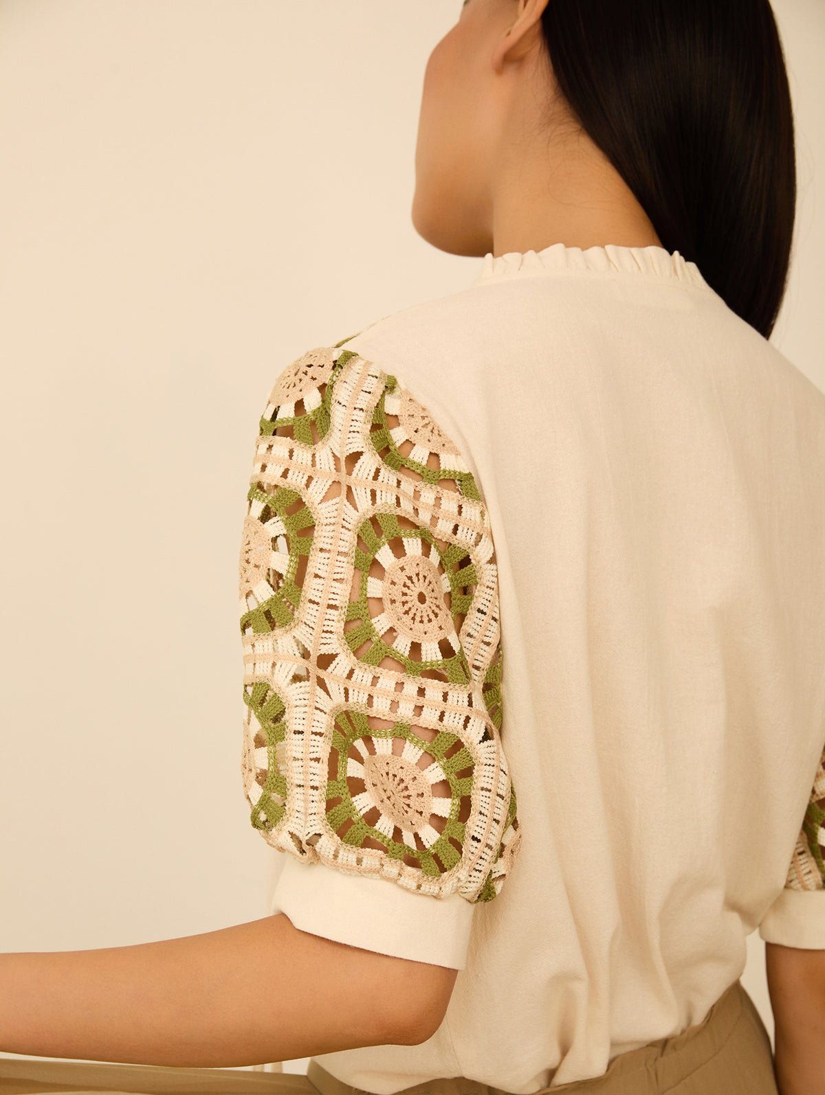 Blusa Manga Abullonada y Detalle Crochet