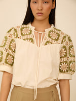 Blusa Manga Abullonada y Detalle Crochet