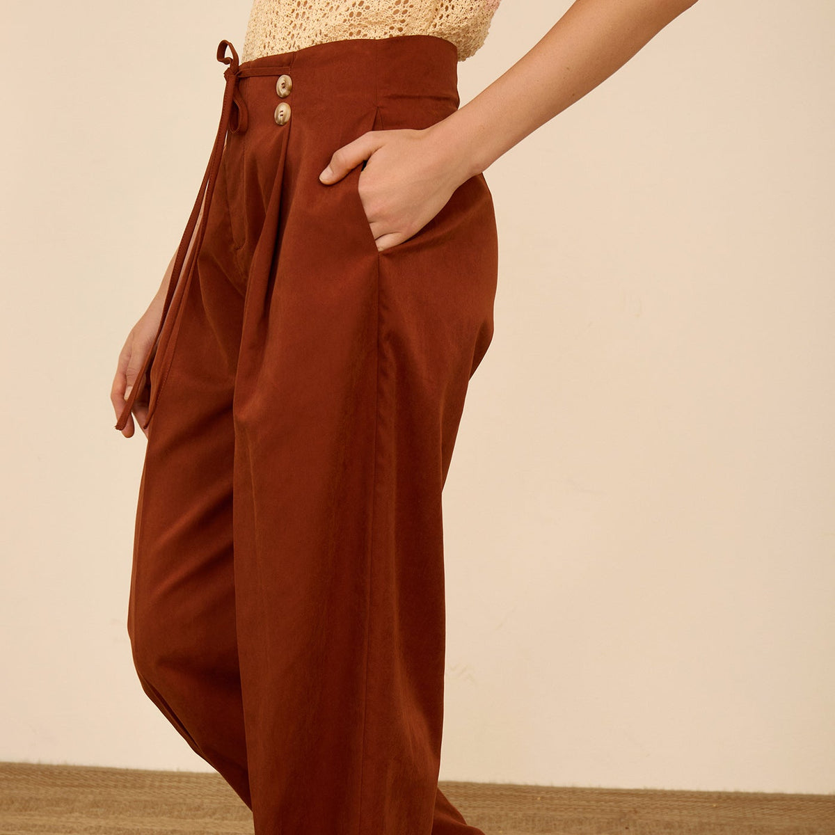 Pantalón Tobillero con Pinzas Teja