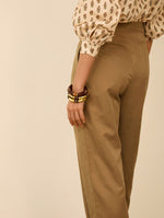 Pantalón Tobillero con Pinzas Camel