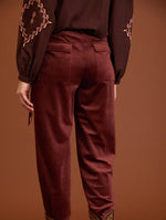 PANTALON TOBILLERO MICROPANA CORTE RECTO BURDEOS
