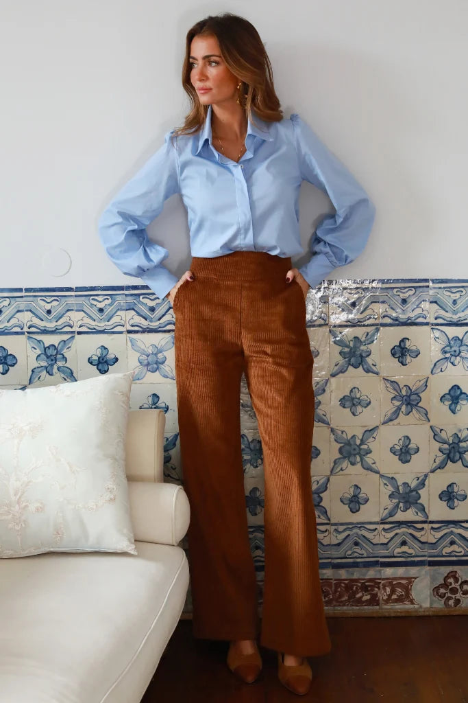 Descubre el pantalón de pana marrón de pierna ancha y cintura alta. Con cremallera lateral y elástico en la espalda para un ajuste cómodo. En Miamaria.