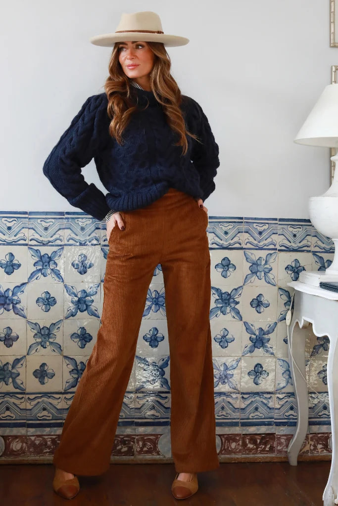 Descubre el pantalón de pana marrón de pierna ancha y cintura alta. Con cremallera lateral y elástico en la espalda para un ajuste cómodo. En Miamaria.