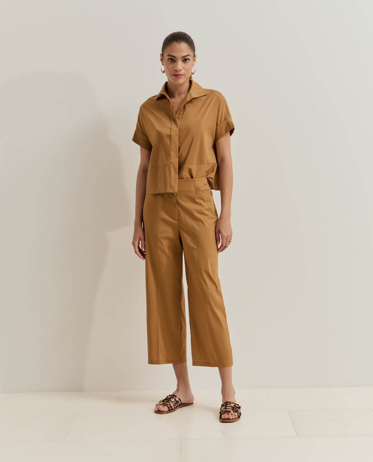 Pantalón de mujer de pierna recta y corte amplio, diseñado para ofrecer una silueta moderna, cómoda y elegante.