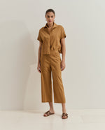Pantalón de mujer de pierna recta y corte amplio, diseñado para ofrecer una silueta moderna, cómoda y elegante.