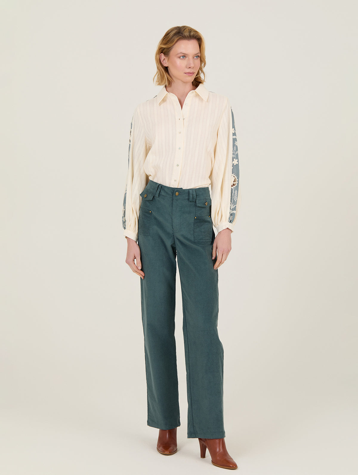 Mujer con pantalón largo de micropana corte recto