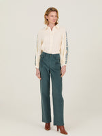 Mujer con pantalón largo de micropana corte recto