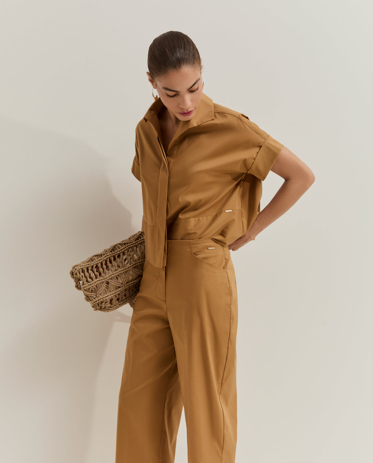 Pantalón de pierna recta y corte amplio con cierre oculto Pantalón de mujer de pierna recta y corte amplio, diseñado para ofrecer una silueta moderna, cómoda y elegante.