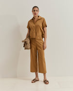 Pantalón de pierna recta y corte amplio con cierre oculto Pantalón de mujer de pierna recta y corte amplio, diseñado para ofrecer una silueta moderna, cómoda y elegante.