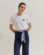 Pantalones chinos con cinturón Pantalón de sarga de cinco bolsillos, confeccionado en algodón con un toque de elastano, que proporciona comodidad, flexibilidad y libertad de movimiento.