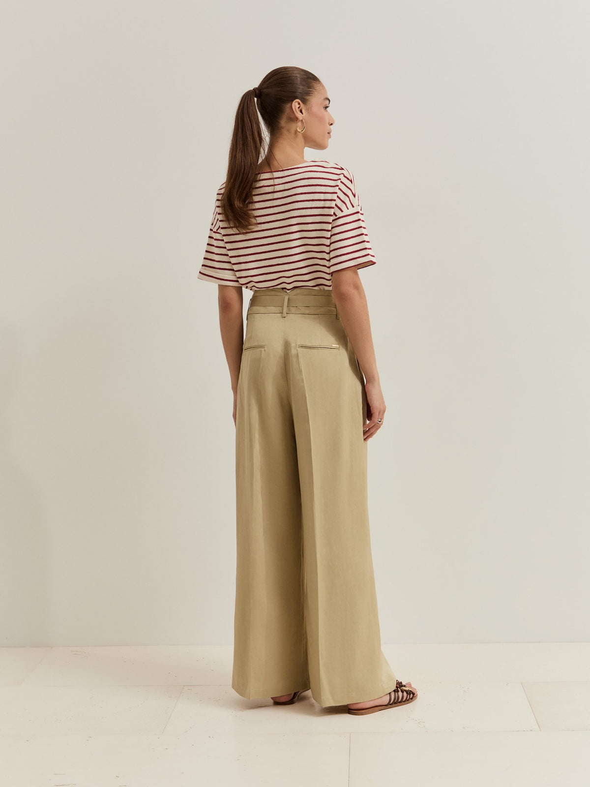 Pantalón de pierna ancha con pliegues y cinturón. Pantalón de mujer de pierna ancha confeccionado en una mezcla de viscosa y lino, ideal para aportar frescura