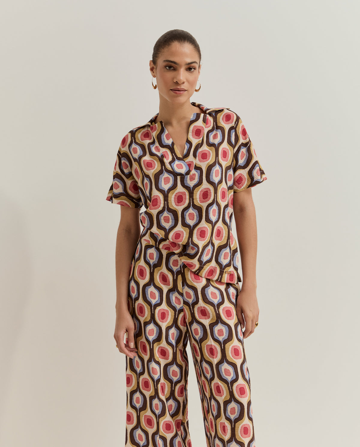 Pantalón palazzo estampado con cierre trasero Pantalón palazzo de mujer confeccionado en una mezcla de viscosa, con un tejido ligero y fluido que aporta movimiento y elegancia