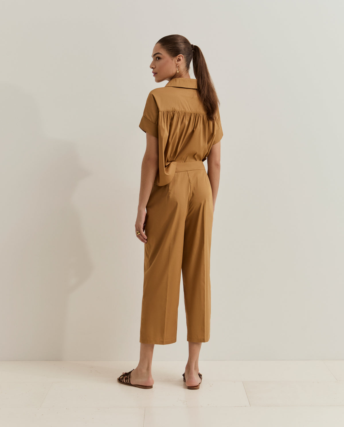 Pantalón de mujer de pierna recta y corte amplio, diseñado para ofrecer una silueta moderna, cómoda y elegante.