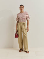 Pantalón de pierna ancha con pliegues y cinturón. Pantalón de mujer de pierna ancha confeccionado en una mezcla de viscosa y lino, ideal para aportar frescura