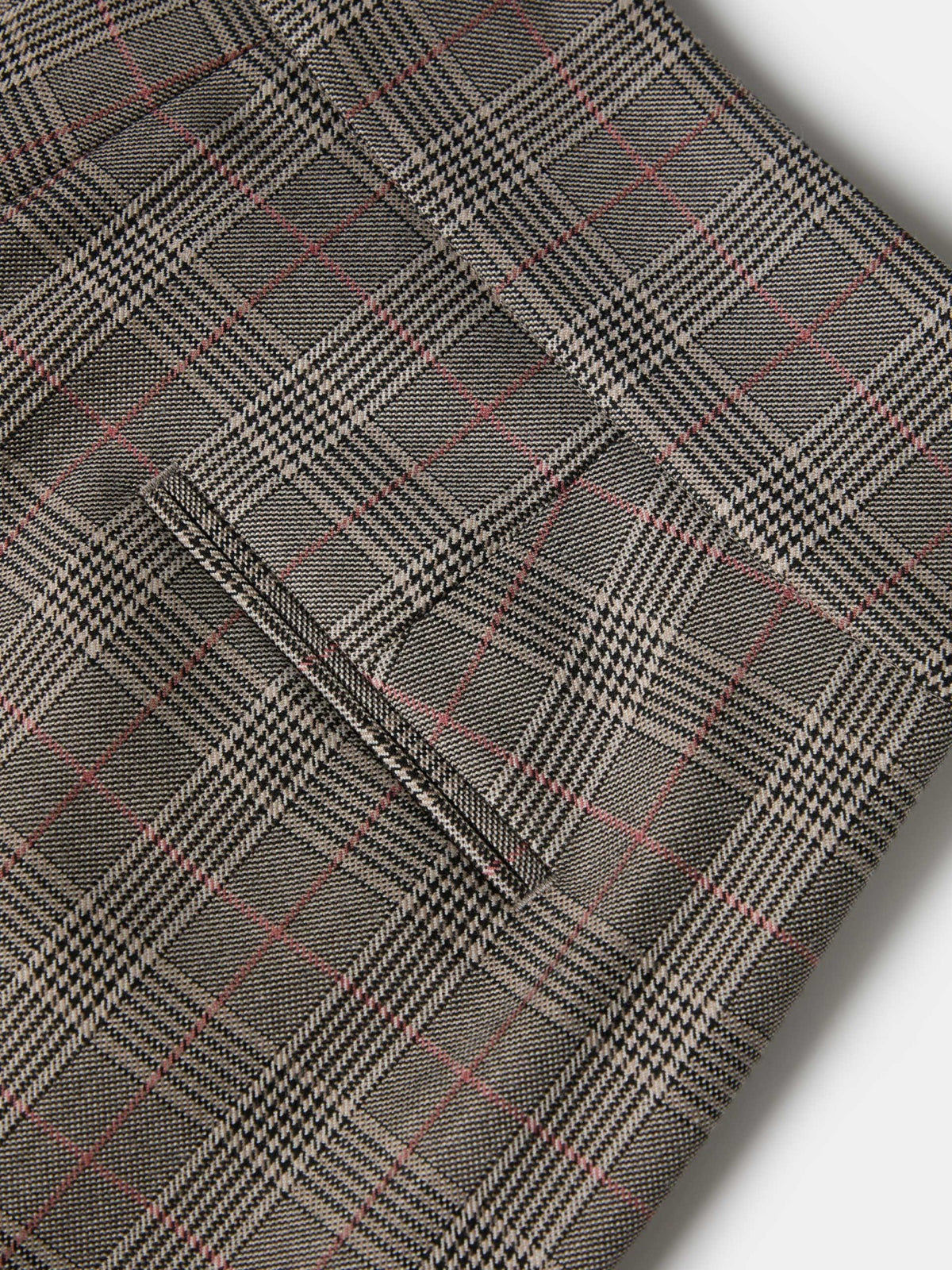 Pantalón plisado con estampado de cuadros, un diseño de inspiración clásica