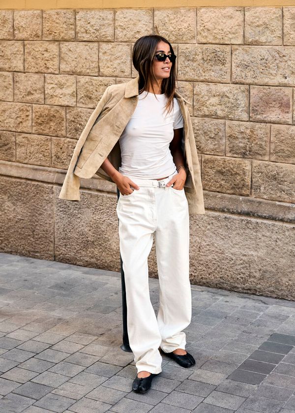 Mujer con pantalón vaquero blanco de corte recto y talle medio