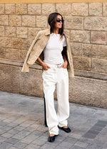 Mujer con pantalón vaquero blanco de corte recto y talle medio