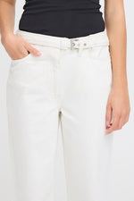 Pantalón vaquero blanco de mujer con pernera amplia y estilo relajado