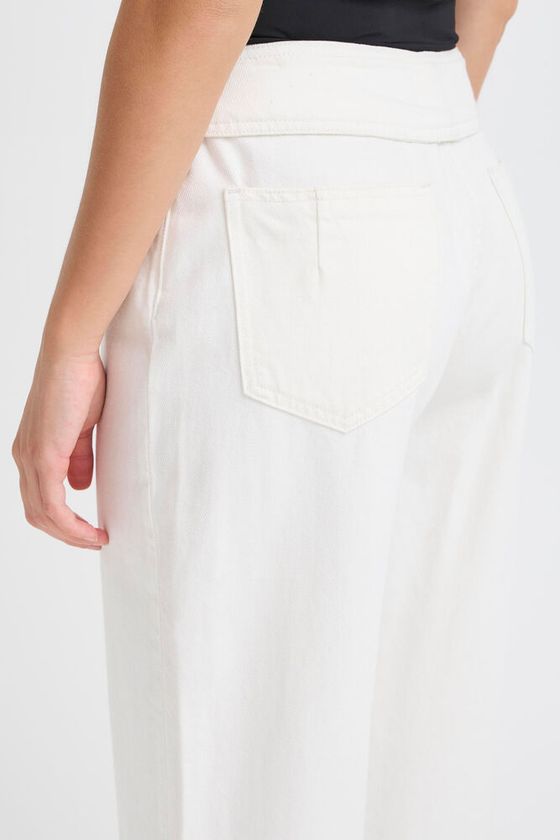 Detalle del tejido denim blanco de pantalón de mujer Míamaria