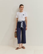 Pantalones chinos con cinturón Pantalón de sarga de cinco bolsillos, confeccionado en algodón con un toque de elastano, que proporciona comodidad, flexibilidad…