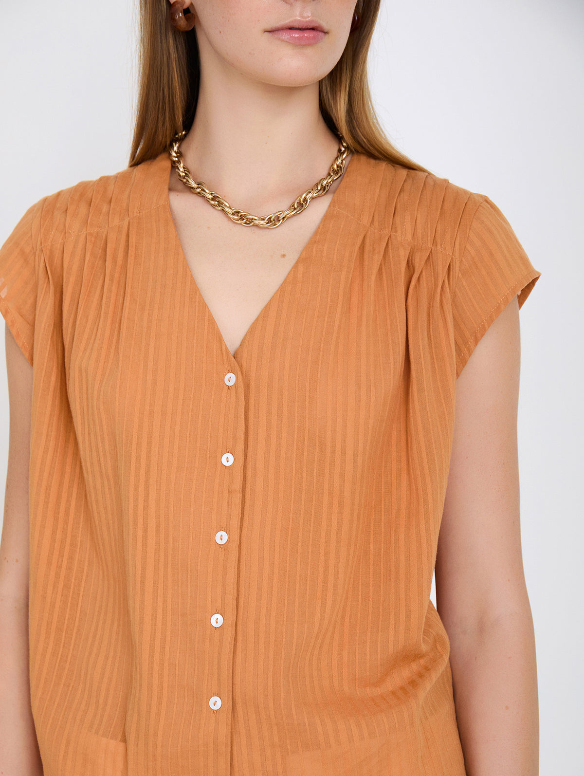 Blusa de Algodón con Rayas en Relieve y Escote Pico