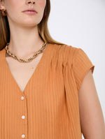 Blusa de Algodón con Rayas en Relieve y Escote Pico