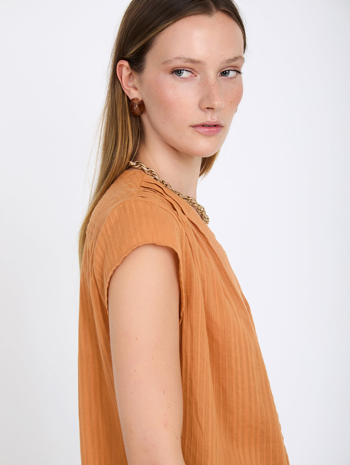 Blusa de Algodón con Rayas en Relieve y Escote Pico