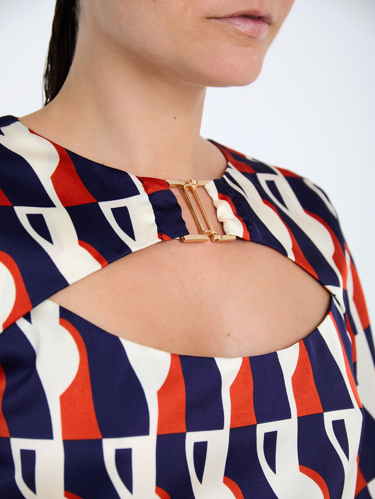 Blusa Satinada con Estampado Gráfico y Detalle Metálico