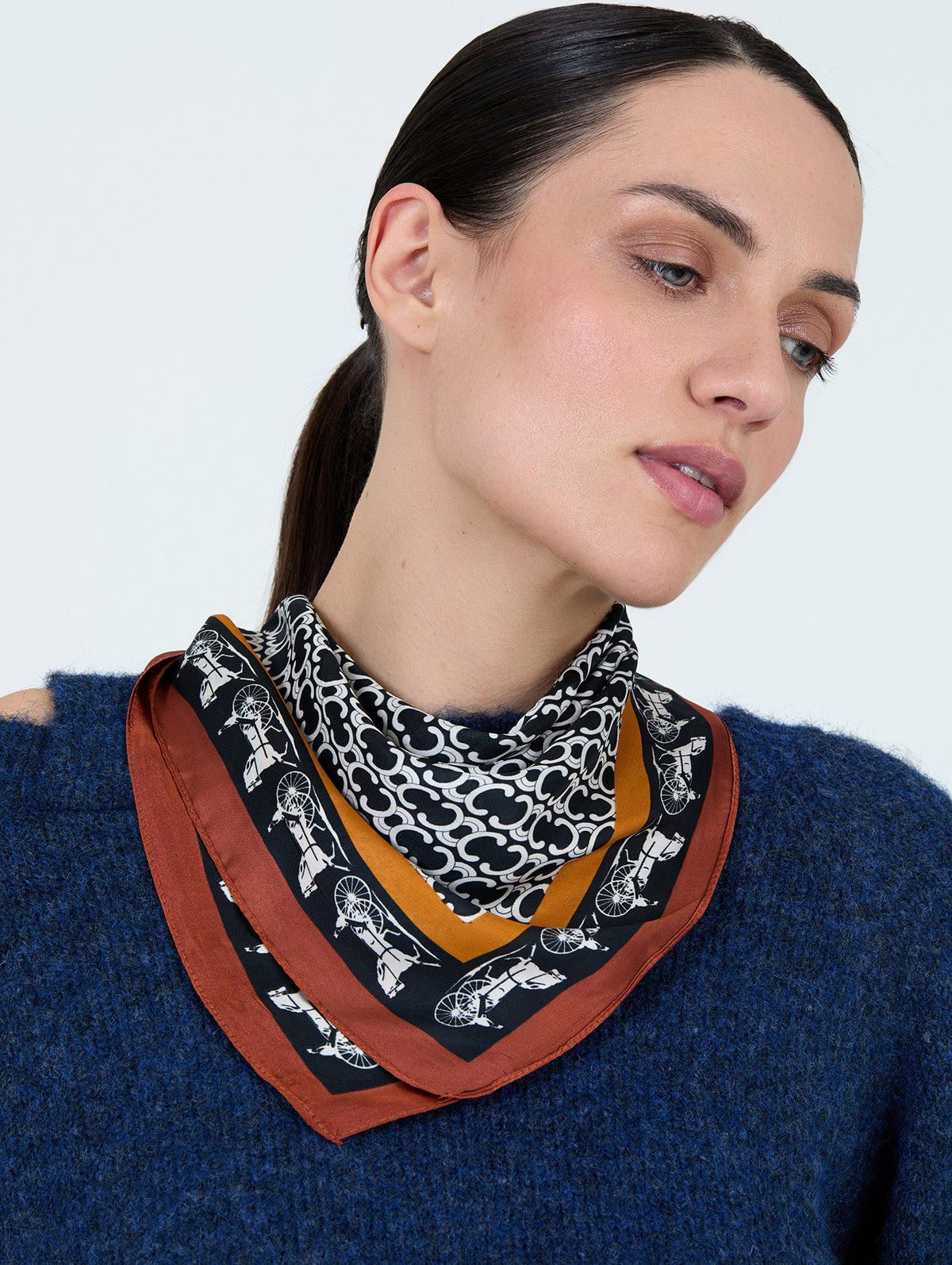 Pañuelo Satinado Caballos Negro