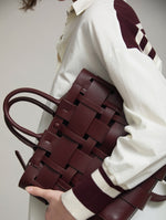 BOLSO EFECTO PIEL CON ESTRUCUTRA ENTRELAZADA