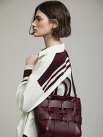 BOLSO EFECTO PIEL CON ESTRUCUTRA ENTRELAZADA