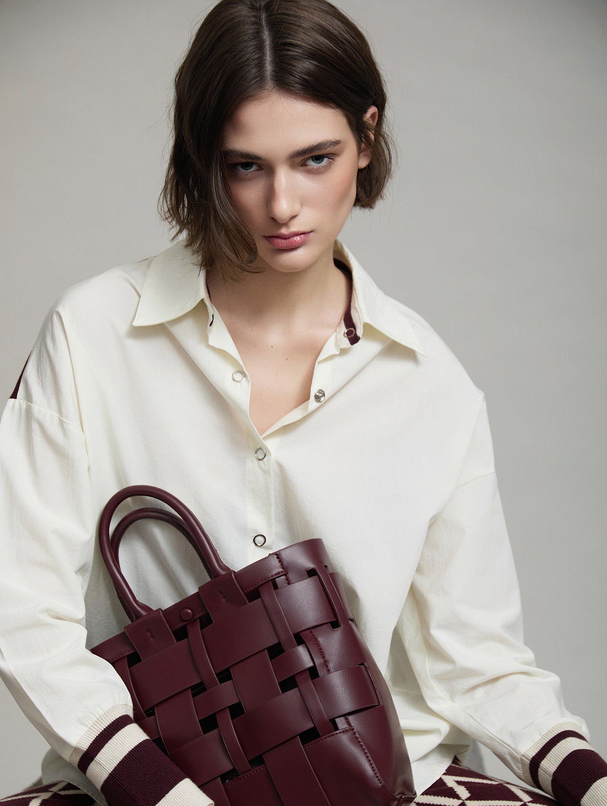 BOLSO EFECTO PIEL CON ESTRUCUTRA ENTRELAZADA