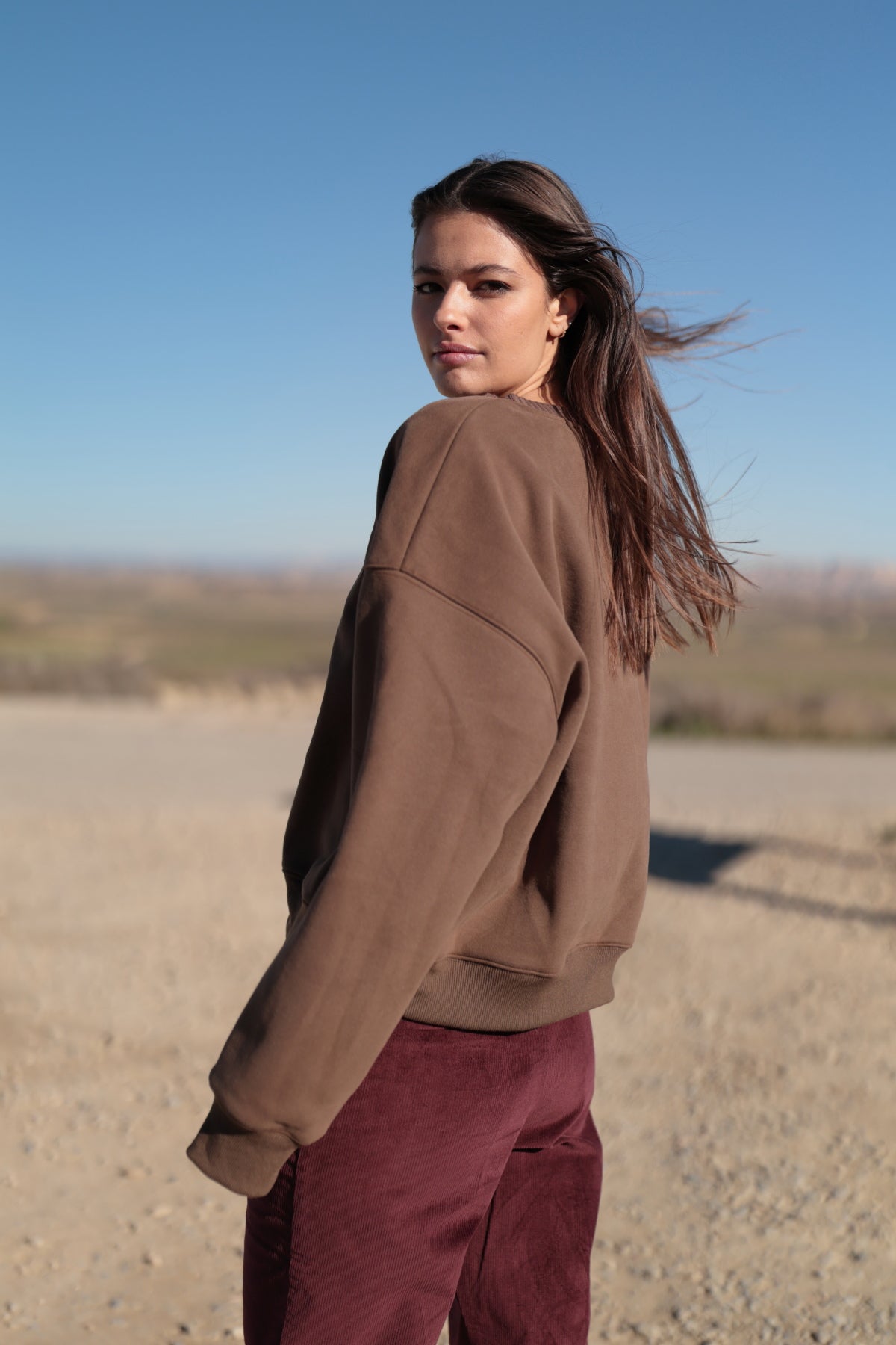 Sudadera Picante, destaca por su bordado de pimientos, un detalle divertido y con carácter que aporta personalidad al diseño