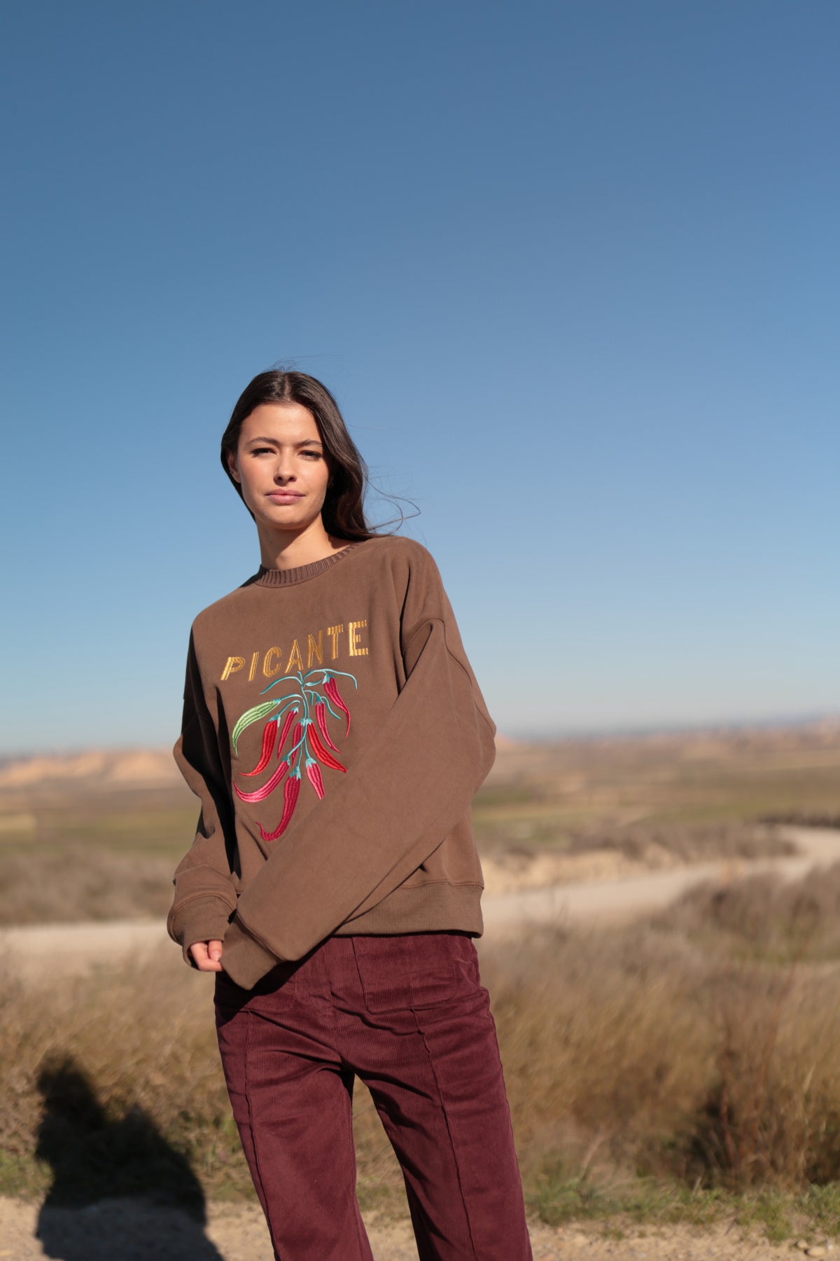 Sudadera Picante, destaca por su bordado de pimientos, un detalle divertido y con carácter que aporta personalidad al diseño