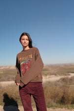 Sudadera Picante, destaca por su bordado de pimientos, un detalle divertido y con carácter que aporta personalidad al diseño