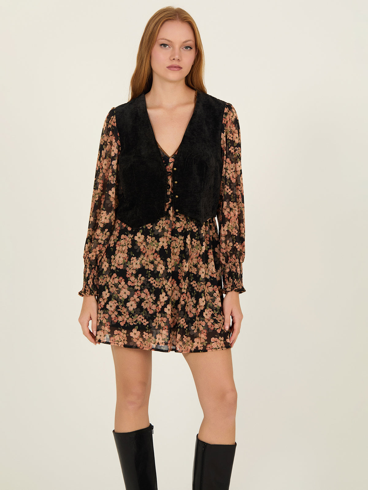 Mujer con vestido corto de tul estampado floral y chaleco