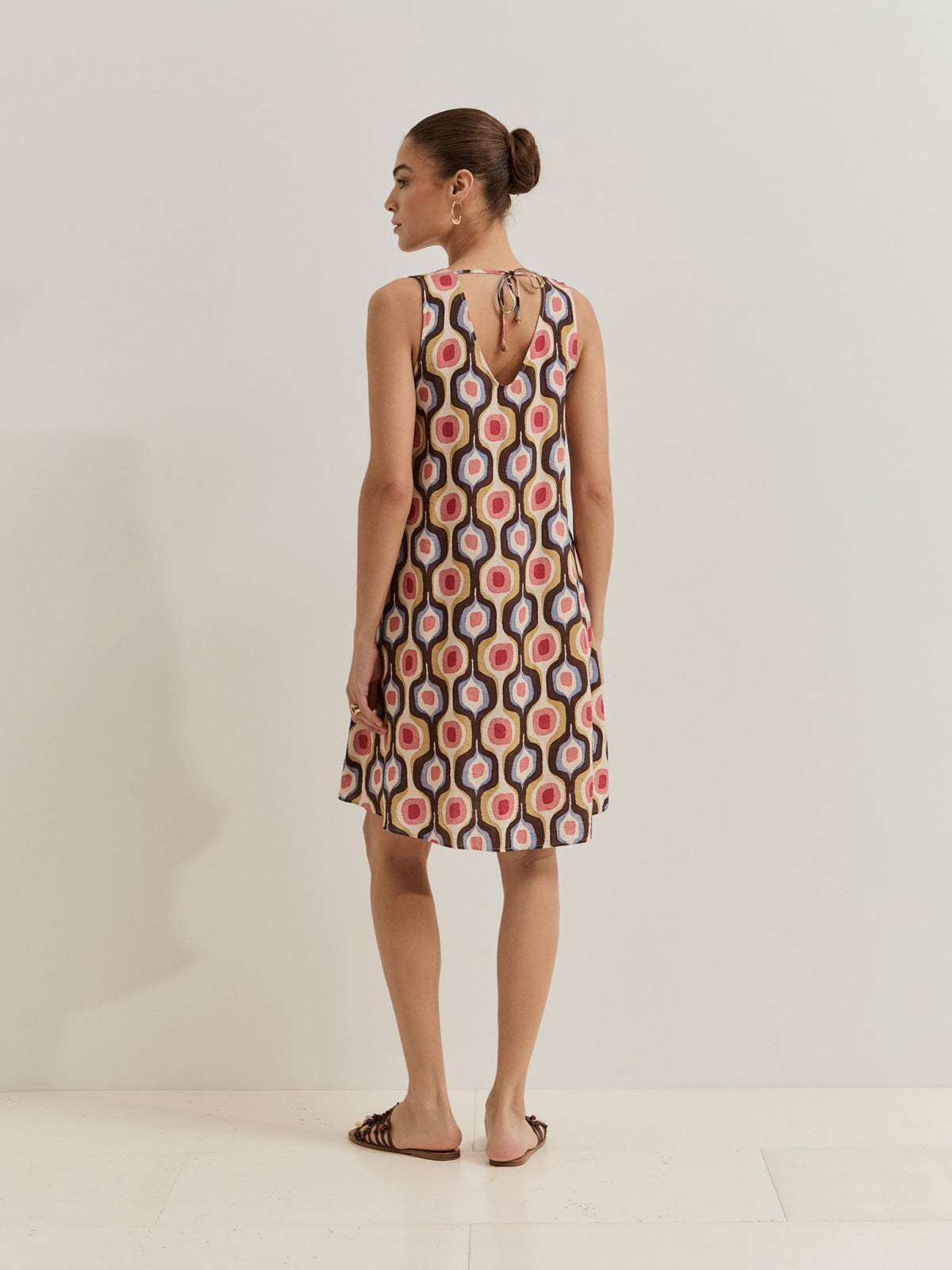 Vestido corto de silueta fluida , diseñado para aportar frescura, comodidad y un estilo moderno en los días más cálidos.