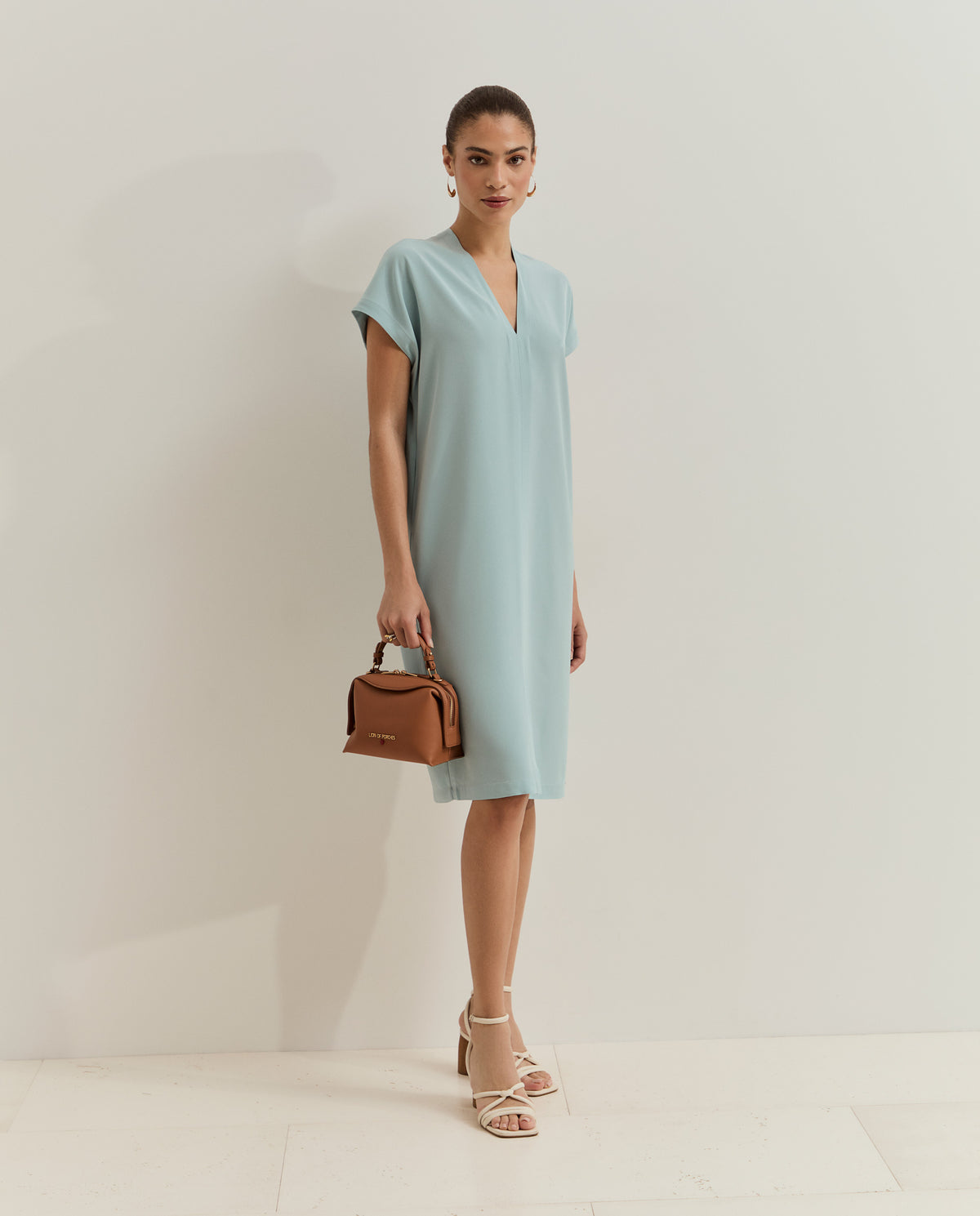 Vestido de corte recto y Escote en V Vestido de corte recto, diseñado para ofrecer una silueta limpia y elegante con un aire contemporáneo.