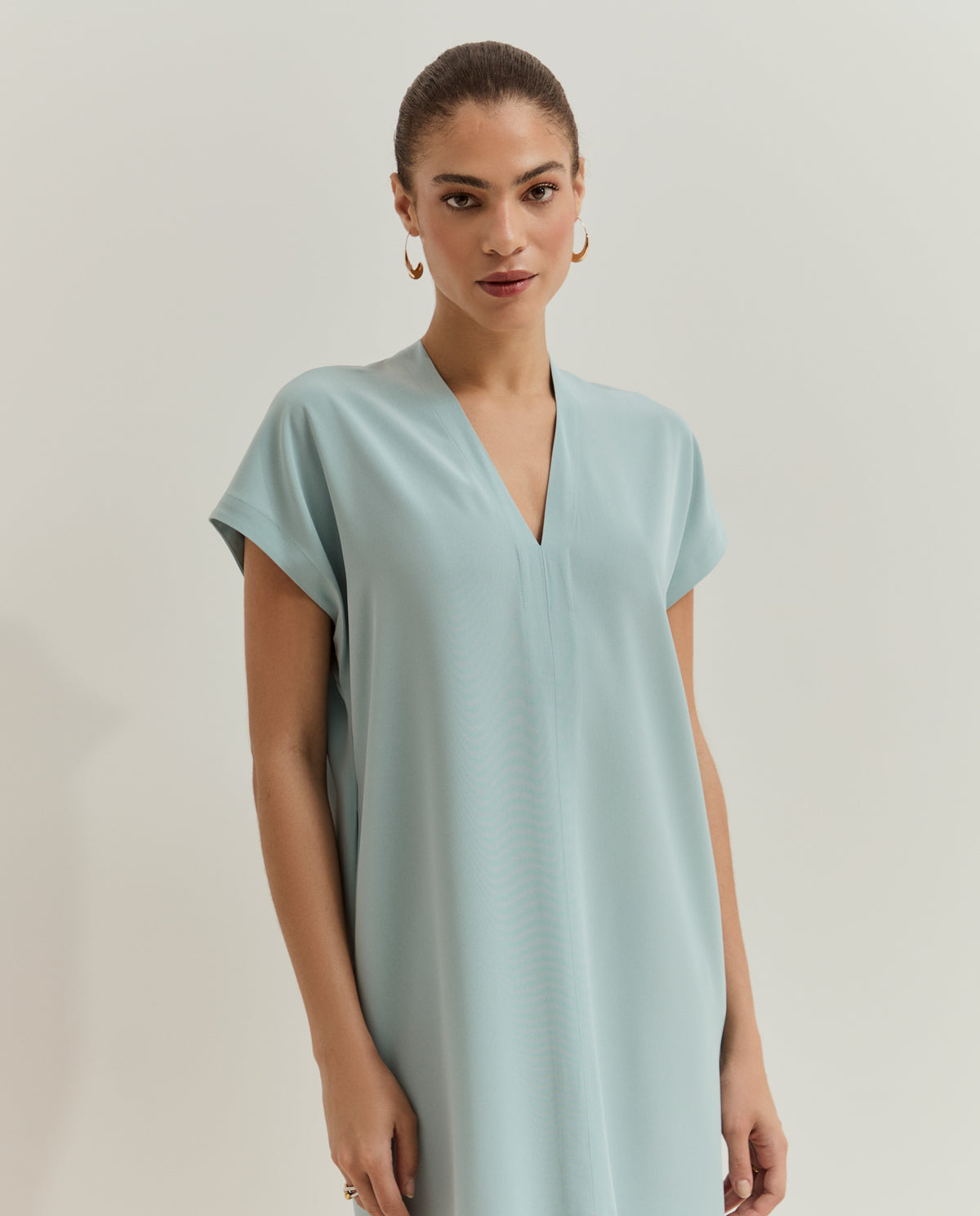Vestido de corte recto y Escote en V Vestido de corte recto, diseñado para ofrecer una silueta limpia y elegante con un aire contemporáneo.