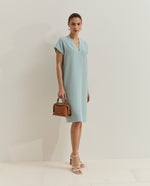 Vestido de corte recto y Escote en V Vestido de corte recto, diseñado para ofrecer una silueta limpia y elegante con un aire contemporáneo.