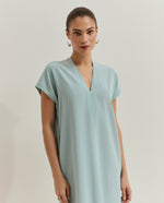 Vestido de corte recto y Escote en V Vestido de corte recto, diseñado para ofrecer una silueta limpia y elegante con un aire contemporáneo.