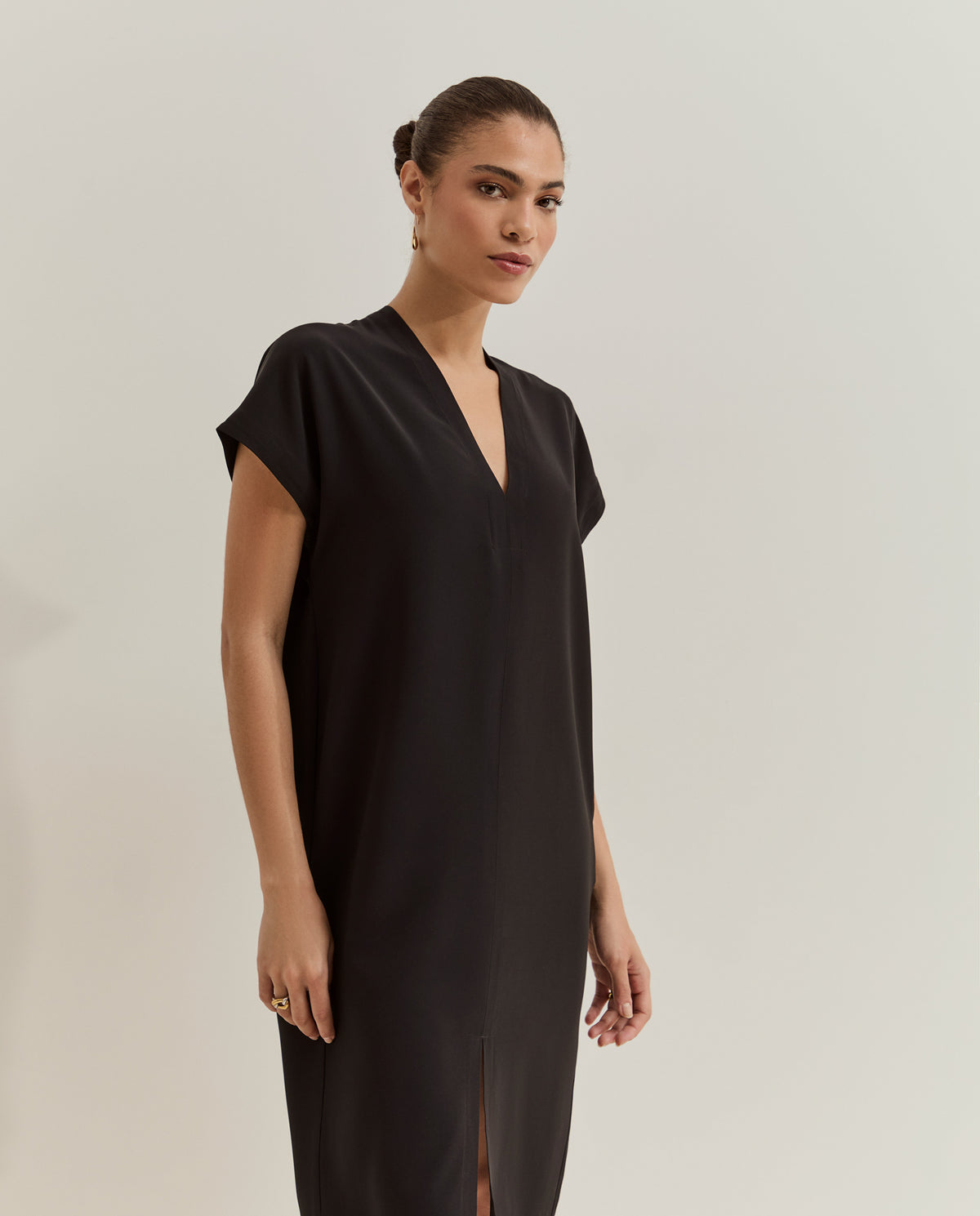 Vestido de corte recto y Escote en V Vestido de corte recto, diseñado para ofrecer una silueta limpia y elegante con un aire contemporáneo.
